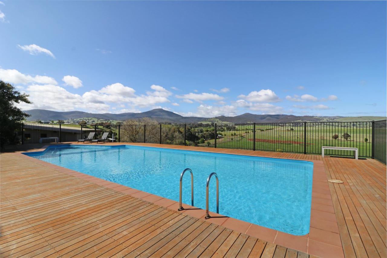 Off Mountain Accommodation Merrijig Bagian luar foto