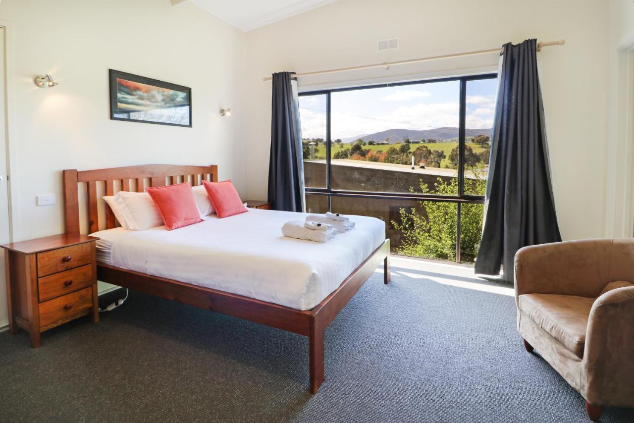 Off Mountain Accommodation Merrijig Bagian luar foto